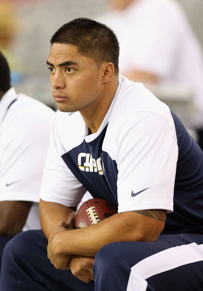 GLENDALE, AZ - AUGUST 24:  Inside linebacker Manti Te'o #50 of the San Diego Chargers warms up before the preseason NFL game against the Arizona Cardinals at the University of Phoenix Stadium on August 24, 2013 in Glendale, Arizona.  (Photo by Christian Petersen/Getty Images)