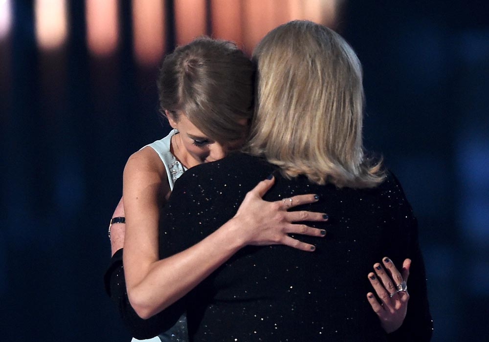 taylor swift mother andrea acm awards