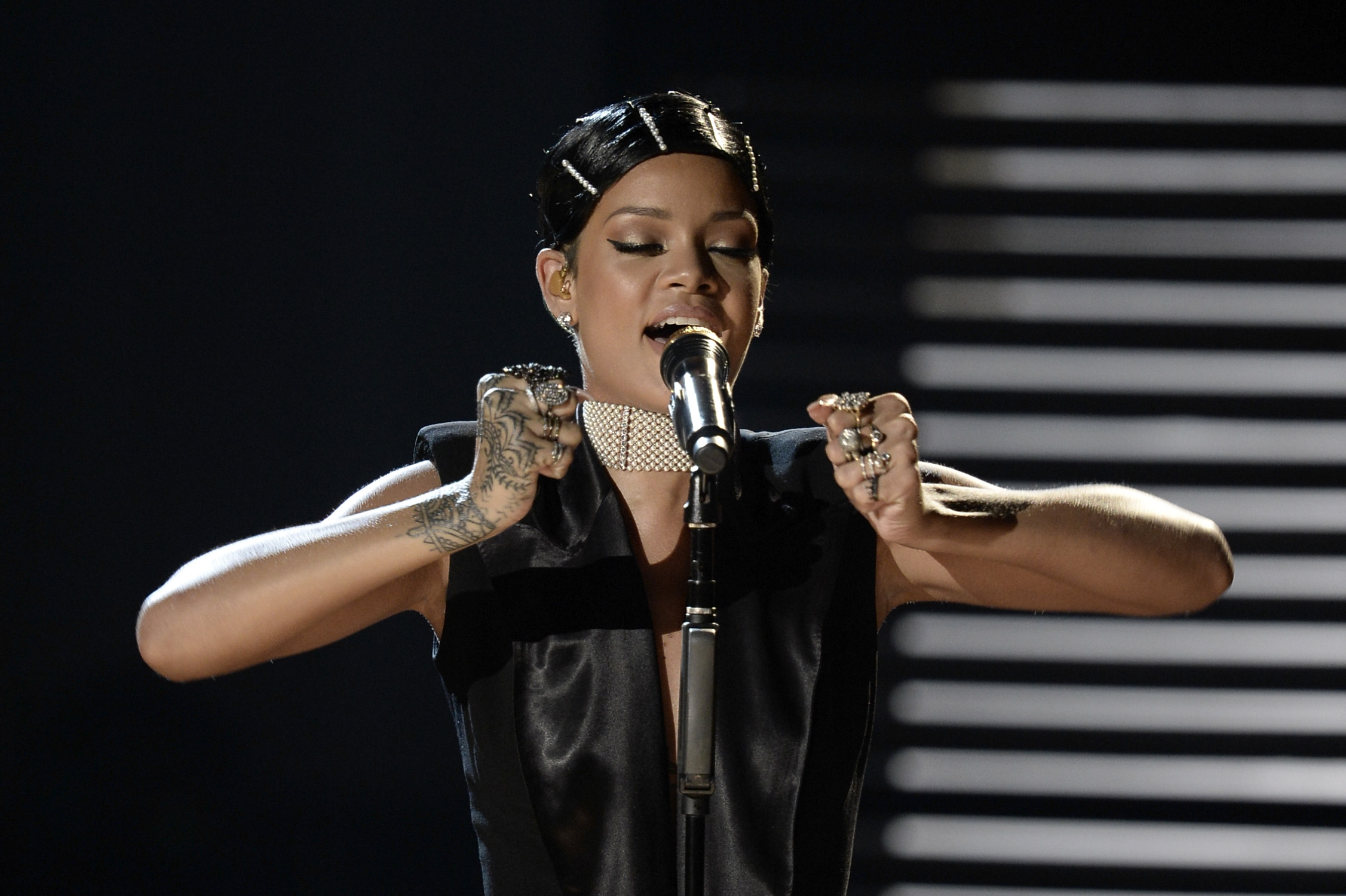 Singer Rihanna performs onstage during the 2013 American Music Awards at Nokia Theatre L.A. Live on November 24, 2013 in Los Angeles, California.  (Photo by Kevin Winter/Getty Images)