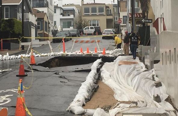 Large Sinkhole Opens Up In Hermosa Beach Cbs Los Angeles