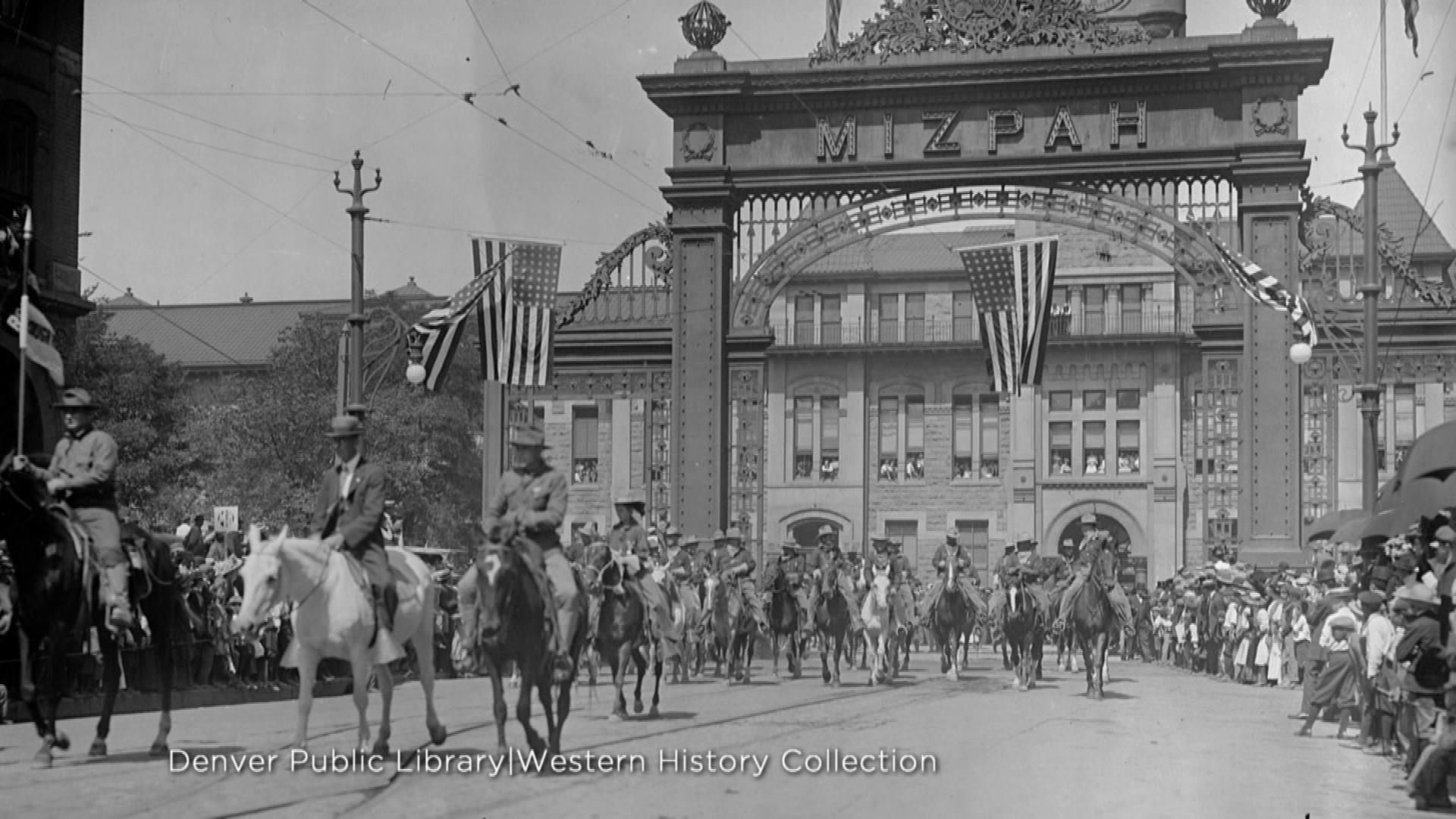 Arcul Union Station (credit: Biblioteca Publică Denver, colecția de Istorie Occidentală)'s arch (credit: Denver Public Library, Western History Collection)