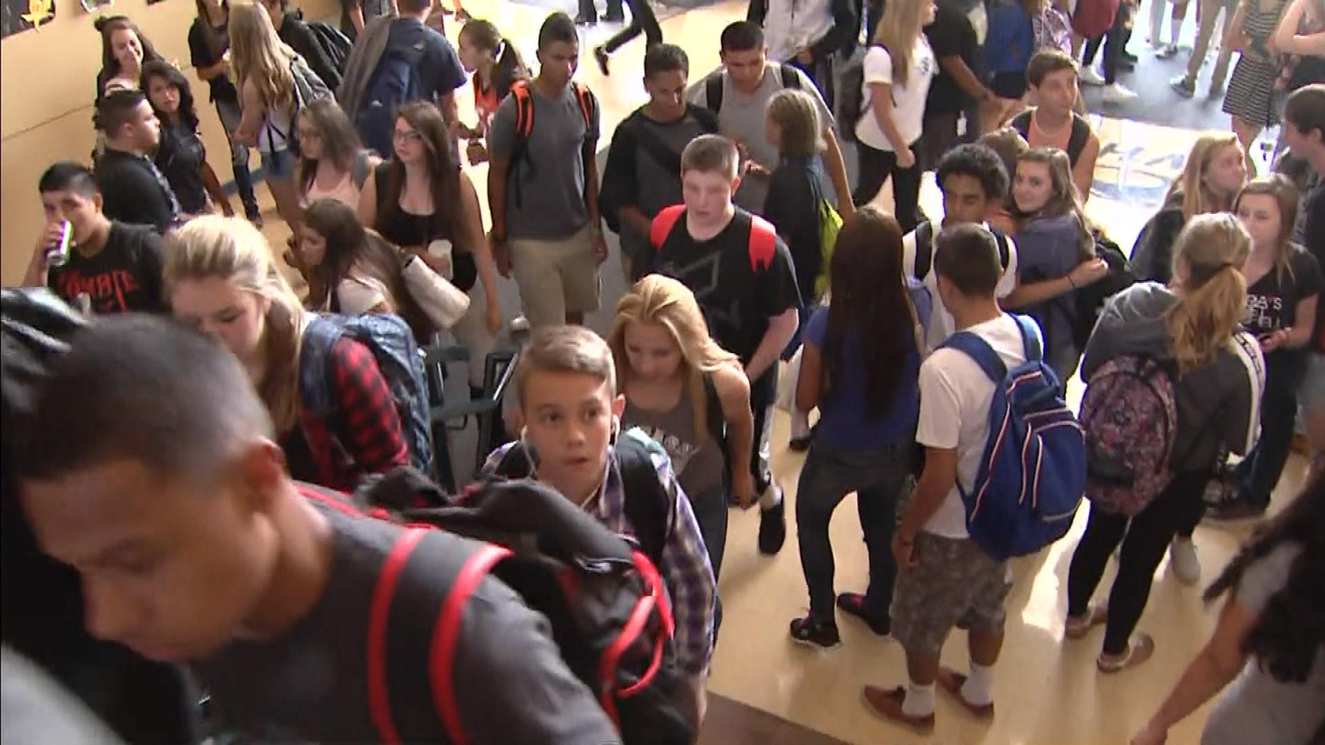 Packed hallways at Prairie View High School (credit: CBS)