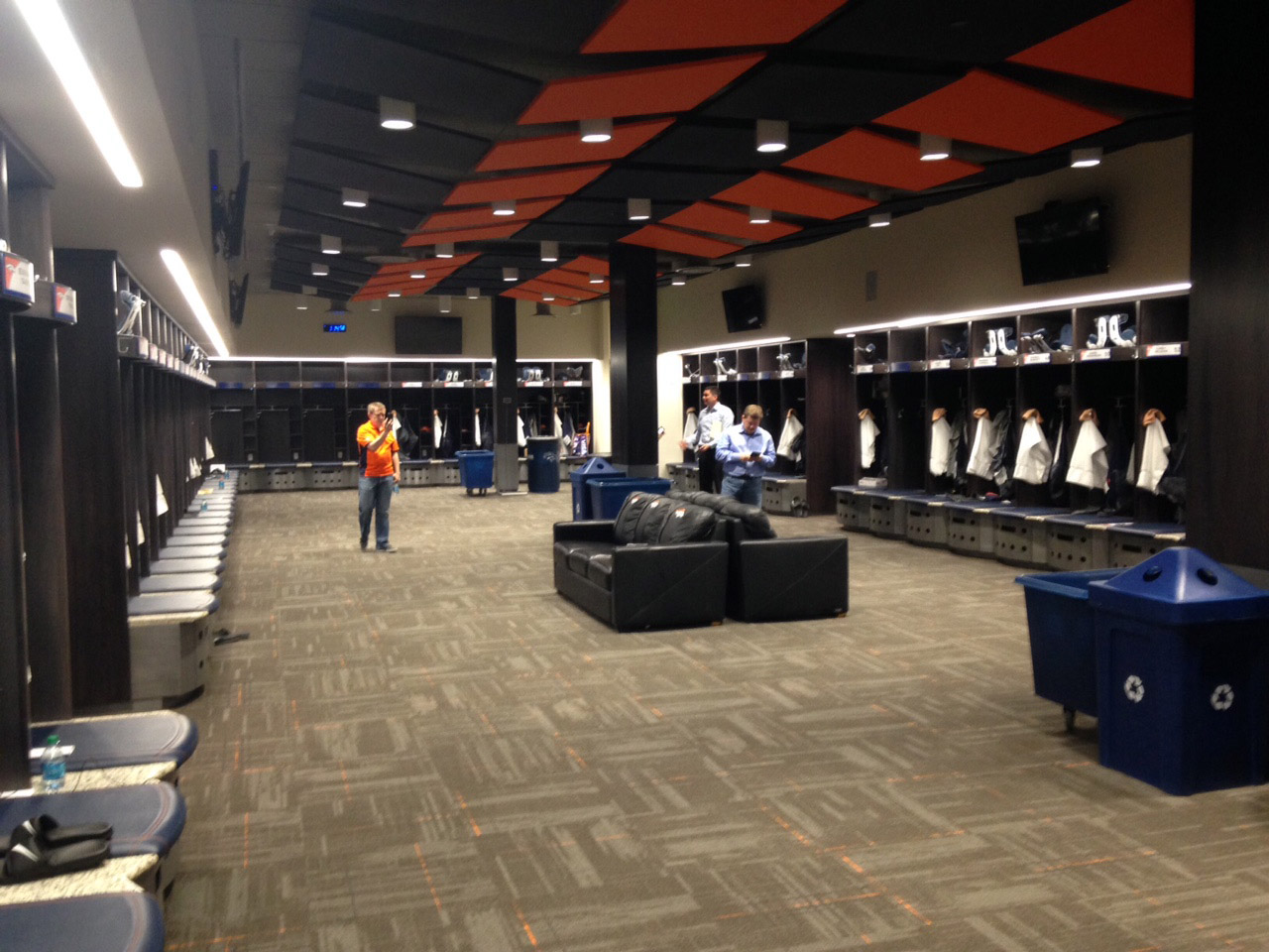First Look At Denver Broncos Locker Room Makeover Cbs Denver