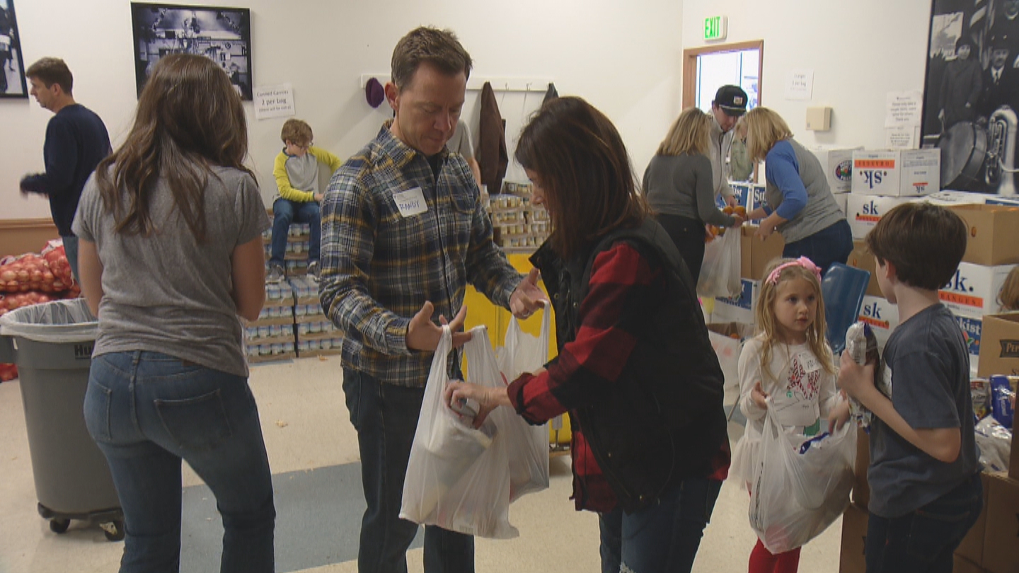 Volunteers Of America Help Prepare Thanksgiving Food Baskets – CBS Denver1440 x 810