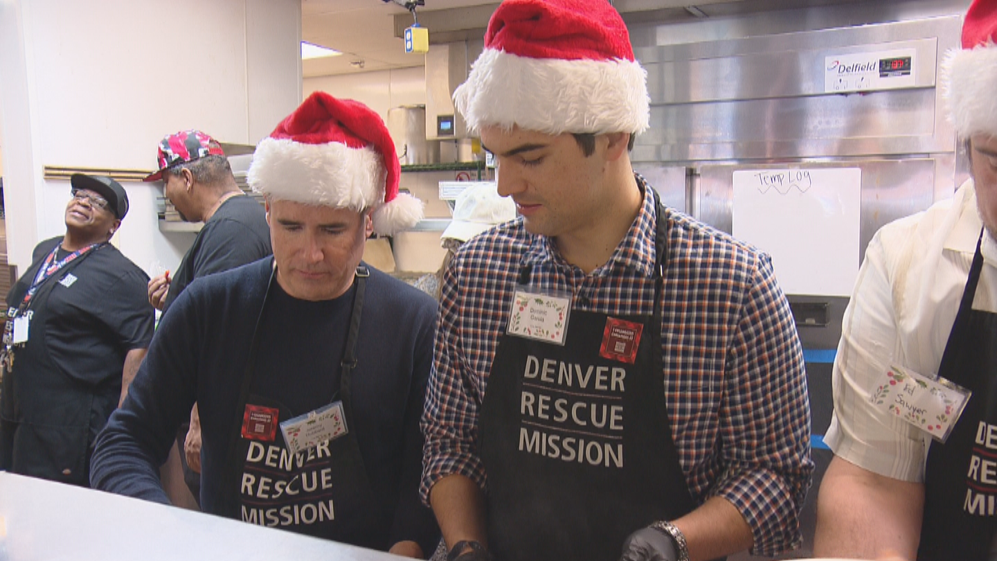 Volunteers Serve Hundreds At Denver Rescue Mission S Christmas Banquet Cbs Denver