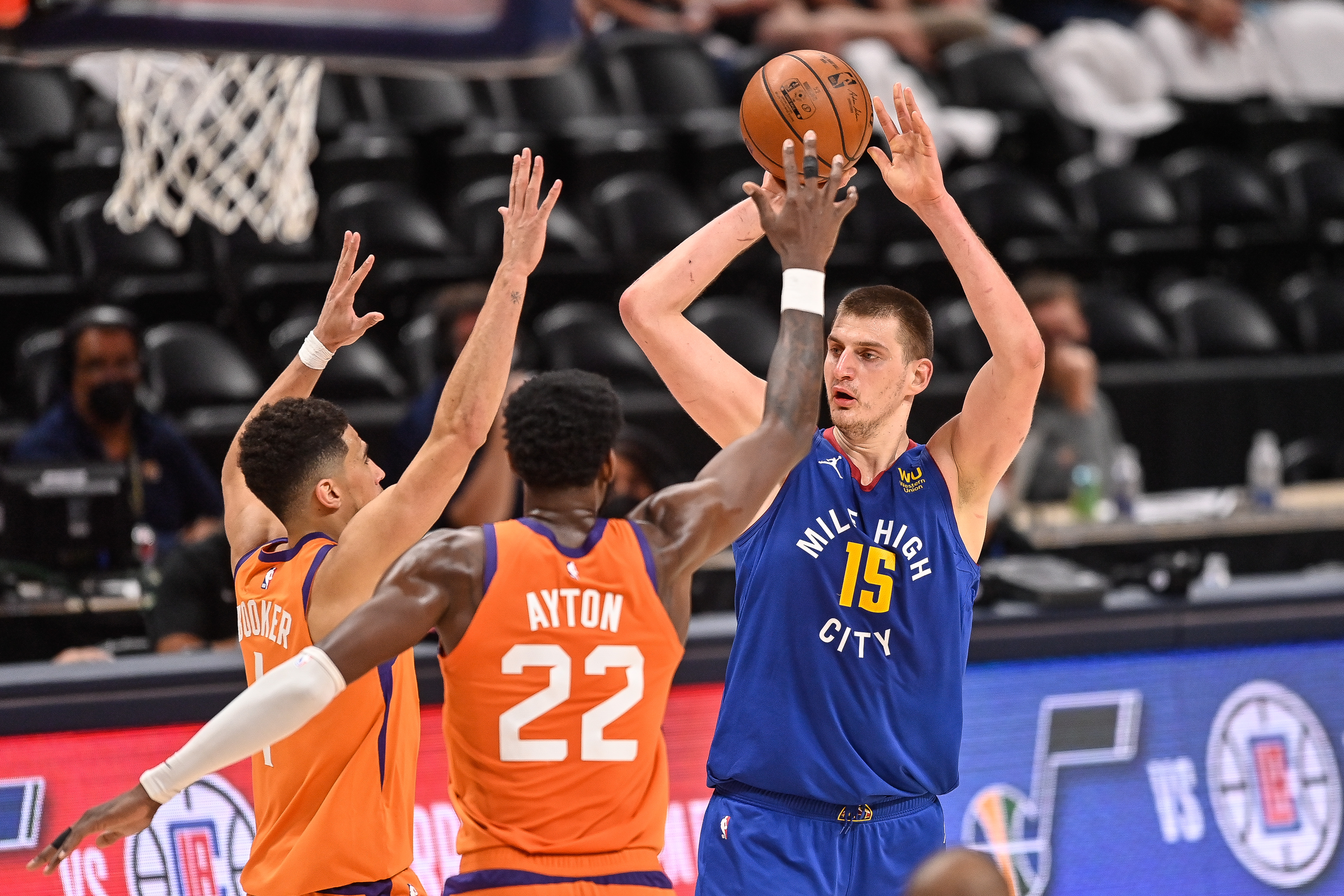 Nuggets Jokic Fall In Game 3 Against Suns We Ve Got To Help Him Cbs Denver