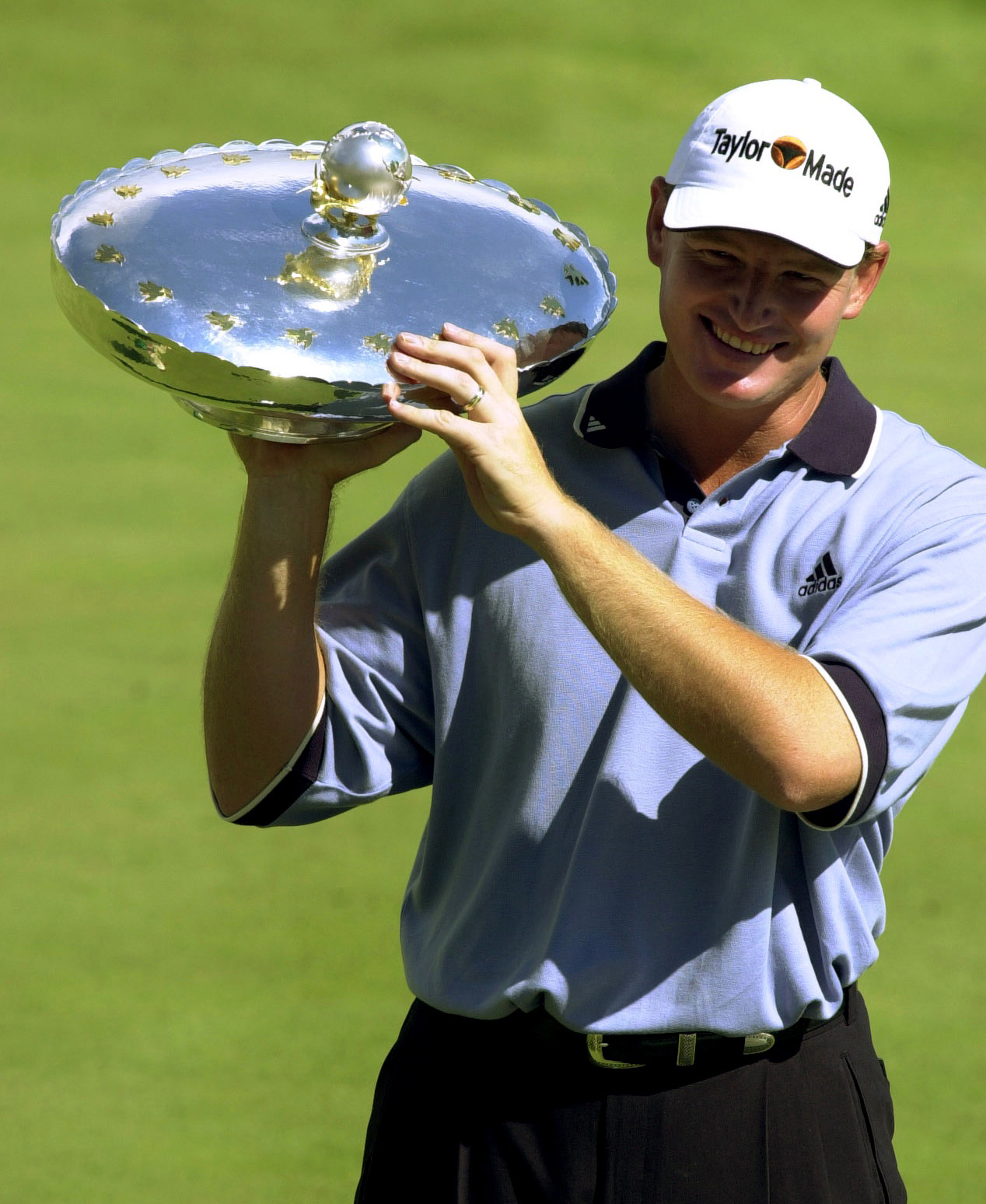 Ernie Els holds up The International champion trophy on the 18th green in 2000. 