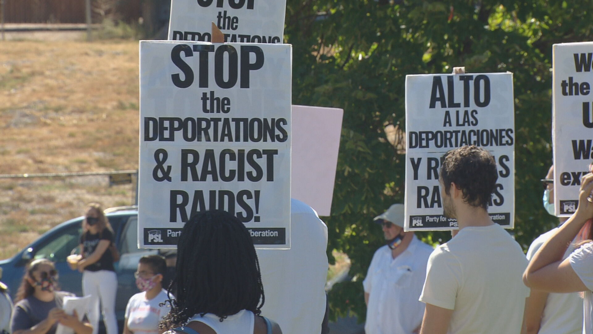 Docenas de manifestaciones en el centro de Denver para exigir acciones en la frontera entre Estados Unidos y México – CBS Denver