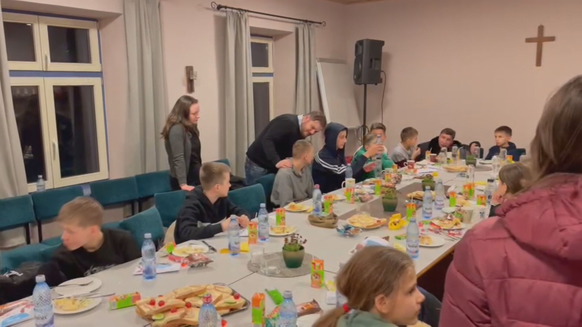 Fundația din Colorado găzduiește zeci de orfani ucraineni în România – CBS Denver